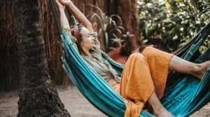 Mulher deitada e descansando em uma rede em um parque