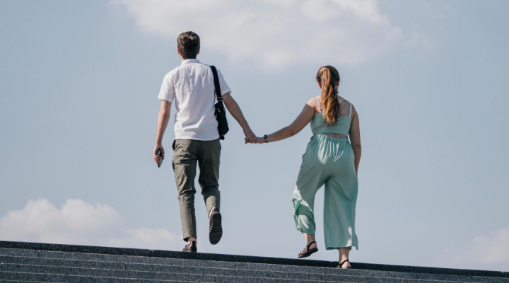 Homem e mulher caminhando
