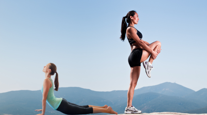 Mulheres fazendo alongamento