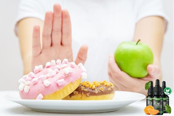 Imagem ilustrativa de uma pessoa rejeitando doces e segurando uma maçã verde, representando uma escolha alimentar saudável.