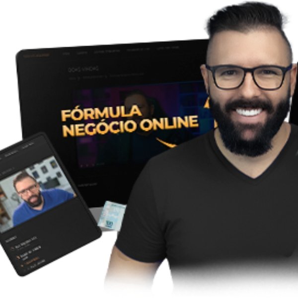Imagem do Alex Vargas na frente de uma tela onde está escrito fórmula negócio on line