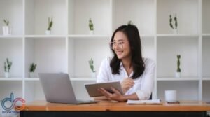 Mulher usando notebook para trabalhar como afiliado digital e ganhar comissões online