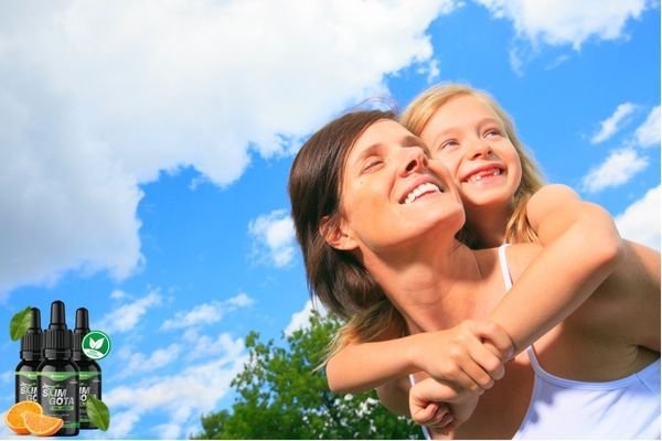 Imagem ilustrativa de uma mulher com uma criança sorrindo nas costas ao ar livre, representando o bem-estar e leveza proporcionados por um intestino regulado com SlimGota Black.