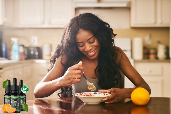 Mulher sorridente comendo cereal enquanto o suplemento SlimGota Black aparece sobre a mesa