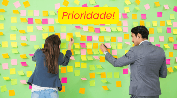 Uma mulher e um homem em um quadro verd com blocos de lembretes colados