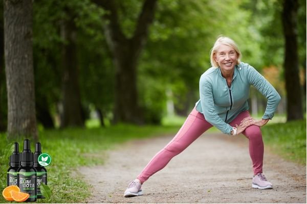 Imagem ilustrativa de uma mulher madura alongando-se ao ar livre com expressão de leveza e bem-estar após uso de SlimGota Black.