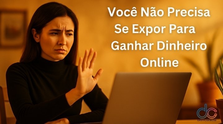 Mulher afastando o rosto com medo de aparecer na internet, representando a insegurança no marketing digital.